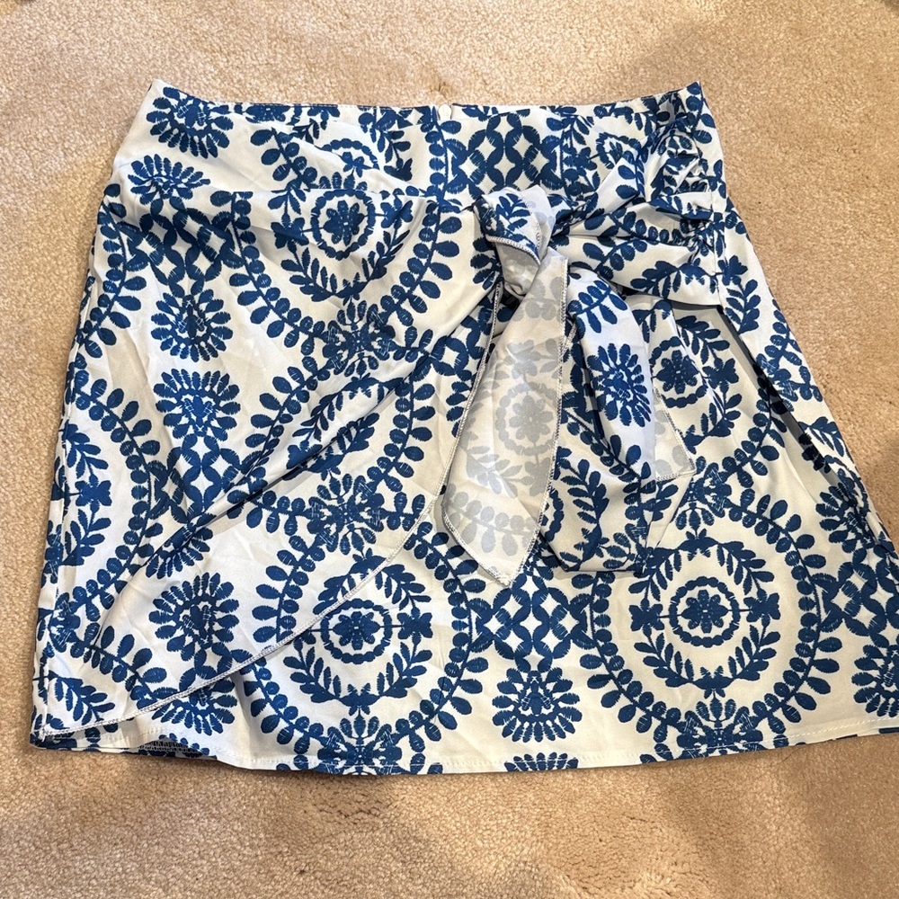 Blue and White Patterned Women's tie mini Skirt size M
